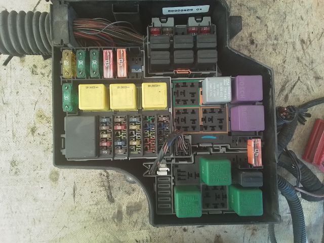 bontott OPEL CORSA C Biztosítéktábla Motortér