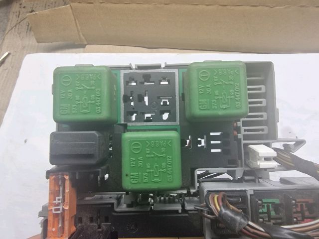 bontott OPEL CORSA C Biztosítéktábla Motortér