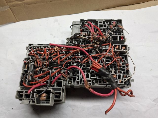 bontott OPEL CORSA C Biztosítéktábla Motortér