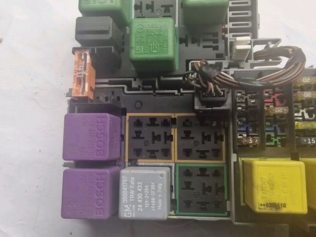 bontott OPEL CORSA C Biztosítéktábla Motortér