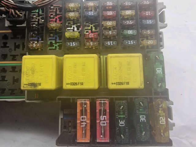 bontott OPEL CORSA C Biztosítéktábla Motortér