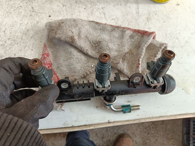 bontott OPEL CORSA C Porlasztó Sor / Híd