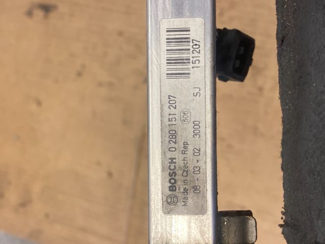 bontott OPEL CORSA C Porlasztó Sor / Híd