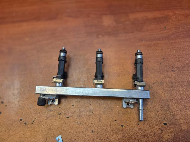 bontott OPEL CORSA C Porlasztó Sor / Híd