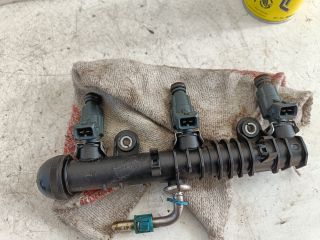 bontott OPEL CORSA C Porlasztó Sor / Híd