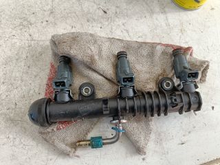 bontott OPEL CORSA C Porlasztó Sor / Híd