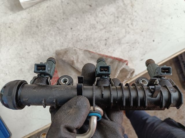 bontott OPEL CORSA C Porlasztó Sor / Híd