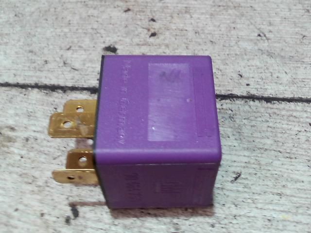 bontott OPEL CORSA C Üzemanyag Szivattyú Relé