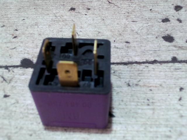 bontott OPEL CORSA C Üzemanyag Szivattyú Relé