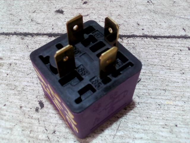 bontott OPEL CORSA C Üzemanyag Szivattyú Relé