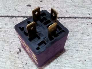 bontott OPEL CORSA C Üzemanyag Szivattyú Relé