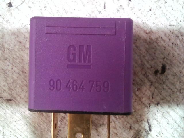 bontott OPEL CORSA C Üzemanyag Szivattyú Relé