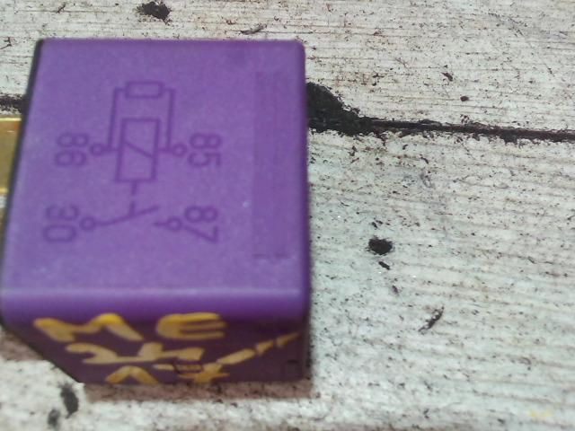 bontott OPEL CORSA C Üzemanyag Szivattyú Relé