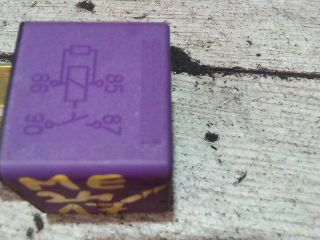 bontott OPEL CORSA C Üzemanyag Szivattyú Relé