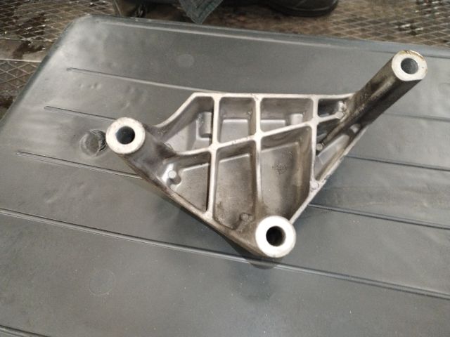 bontott OPEL CORSA C Motor Tartó Bak Jobb