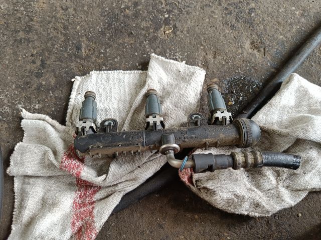 bontott OPEL CORSA C Porlasztó Sor / Híd