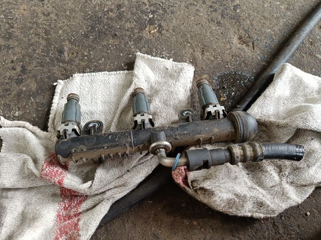 bontott OPEL CORSA C Porlasztó Sor / Híd