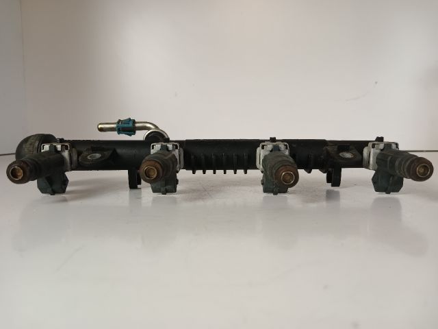 bontott OPEL CORSA C Porlasztó Sor / Híd