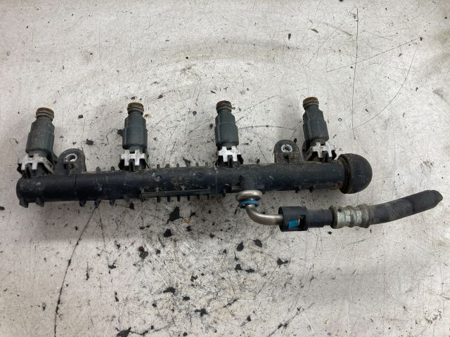 bontott OPEL CORSA C Porlasztó Sor / Híd