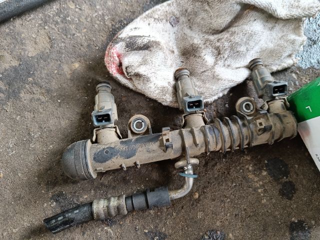 bontott OPEL CORSA C Porlasztó Sor / Híd