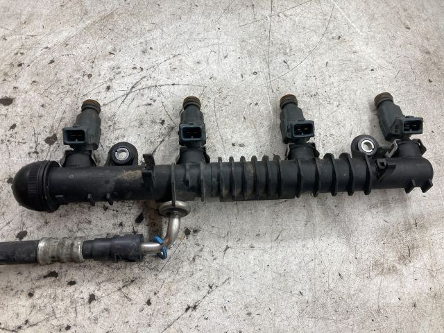 bontott OPEL CORSA C Porlasztó Sor / Híd