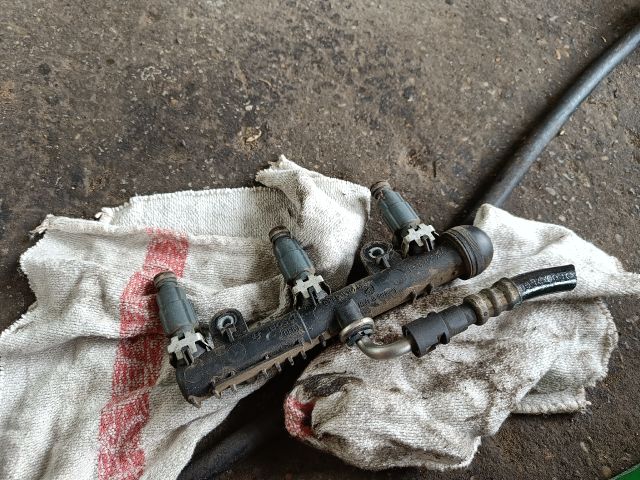 bontott OPEL CORSA C Porlasztó Sor / Híd