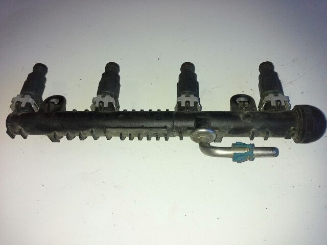 bontott OPEL CORSA C Porlasztó Sor / Híd