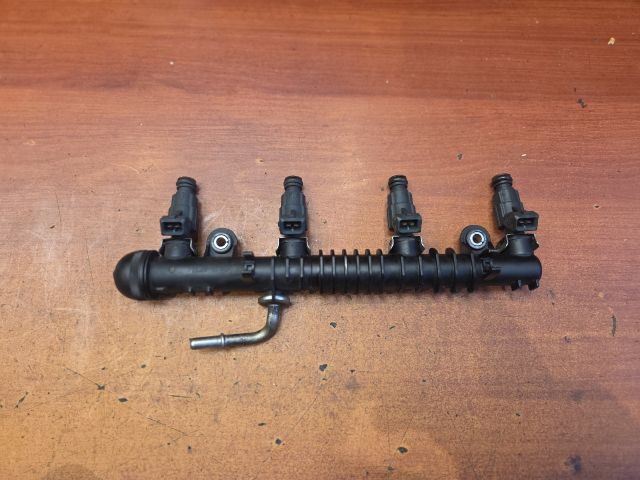 bontott OPEL CORSA C Porlasztó Sor / Híd