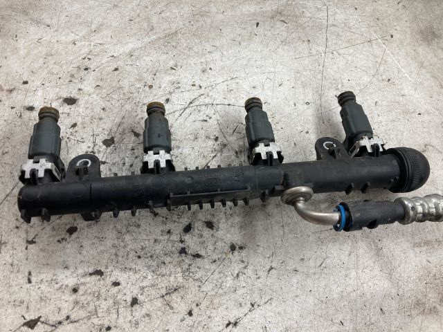 bontott OPEL CORSA C Porlasztó Sor / Híd