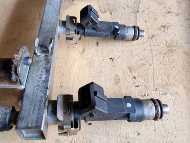 bontott OPEL CORSA C Porlasztó Sor / Híd