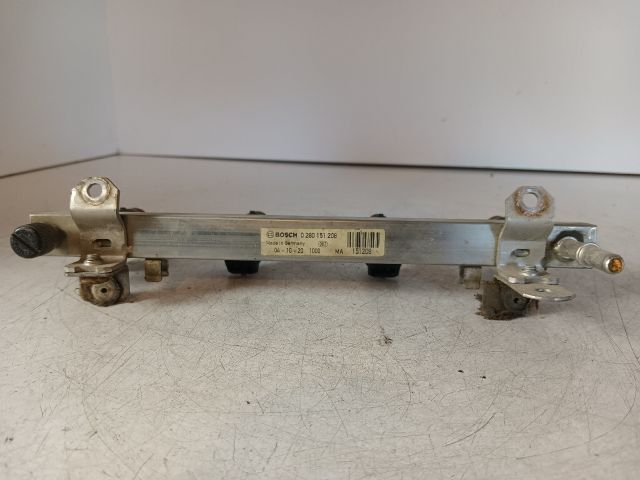 bontott OPEL CORSA C Porlasztó Sor / Híd