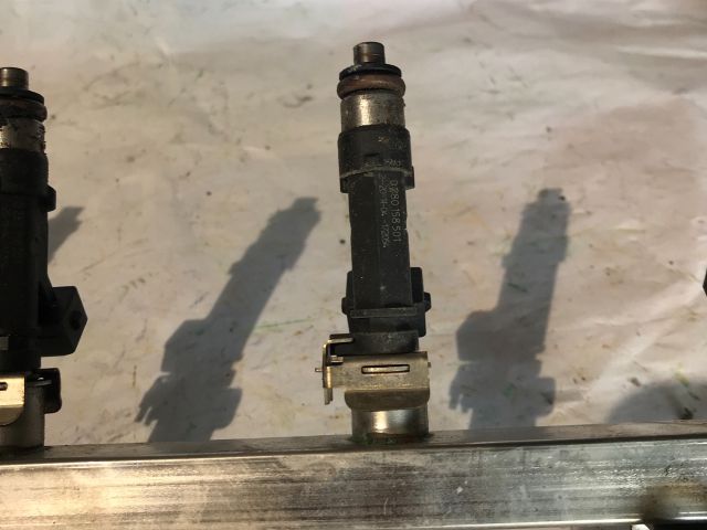 bontott OPEL CORSA C Porlasztó Sor / Híd