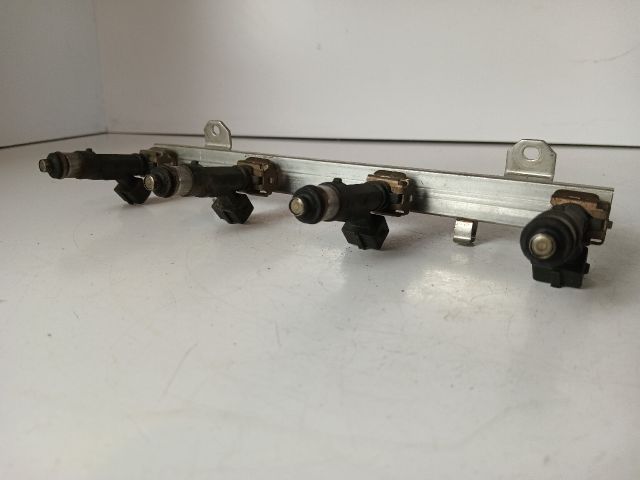 bontott OPEL CORSA C Porlasztó Sor / Híd