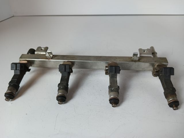 bontott OPEL CORSA C Porlasztó Sor / Híd