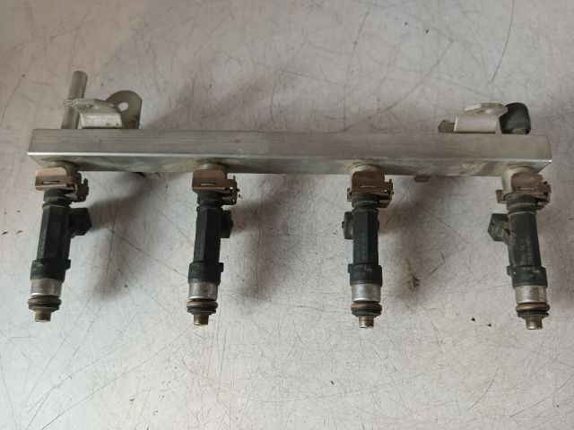 bontott OPEL CORSA C Porlasztó Sor / Híd