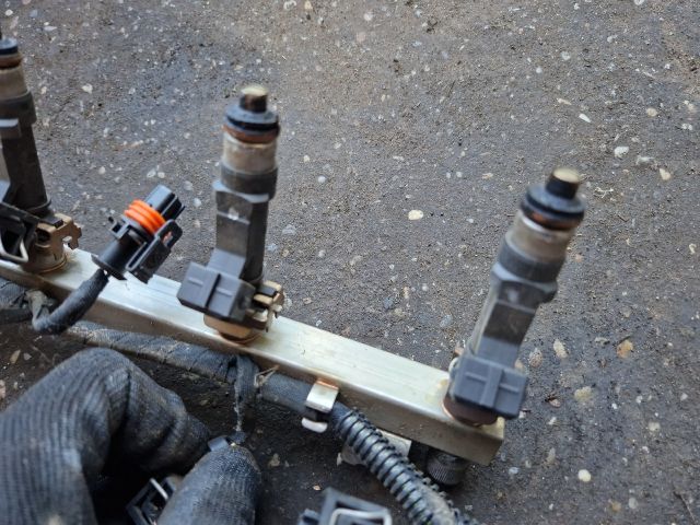 bontott OPEL CORSA C Porlasztó Sor / Híd