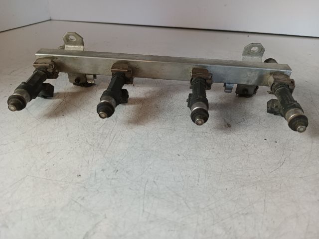 bontott OPEL CORSA C Porlasztó Sor / Híd