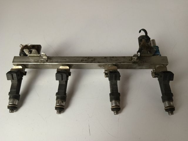 bontott OPEL CORSA C Porlasztó Sor / Híd