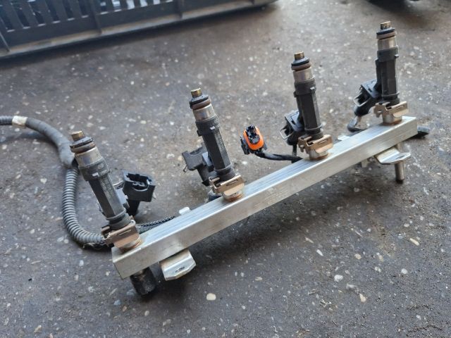 bontott OPEL CORSA C Porlasztó Sor / Híd