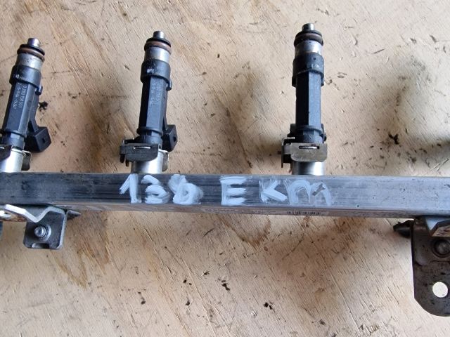 bontott OPEL CORSA C Porlasztó Sor / Híd