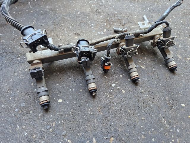 bontott OPEL CORSA C Porlasztó Sor / Híd