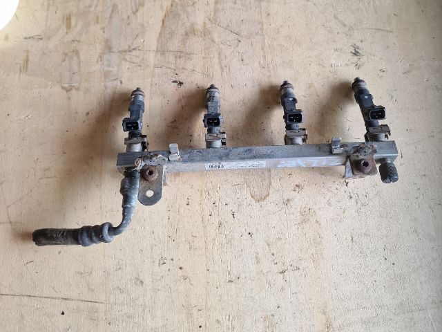 bontott OPEL CORSA C Porlasztó Sor / Híd