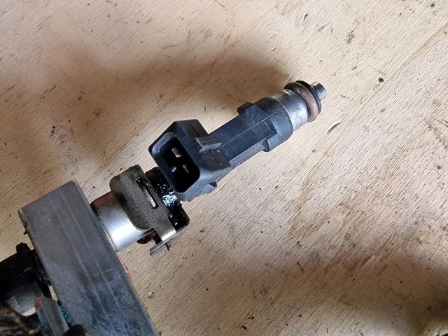 bontott OPEL CORSA C Porlasztó Sor / Híd