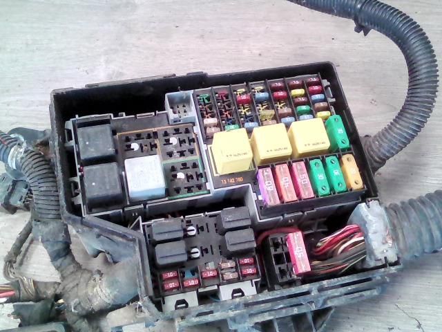 bontott OPEL CORSA C Biztosítéktábla Motortér