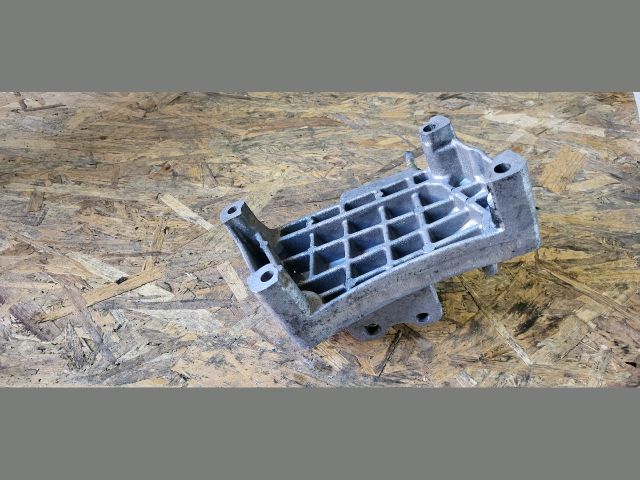 bontott OPEL CORSA C Motor Tartó Bak Jobb
