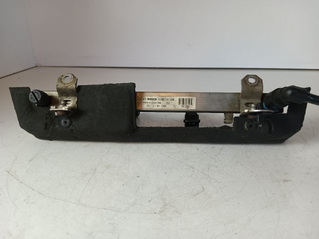 bontott OPEL CORSA C Porlasztó Sor / Híd