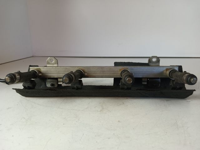 bontott OPEL CORSA C Porlasztó Sor / Híd