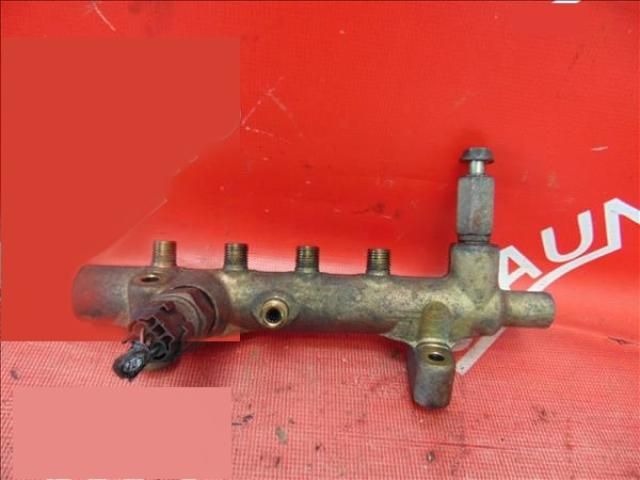 bontott OPEL CORSA C Porlasztó Sor / Híd