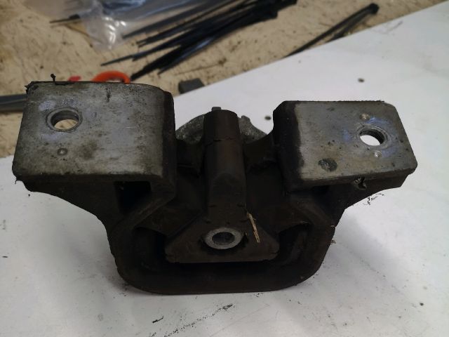 bontott OPEL CORSA C Motor Tartó Bak (Fém)