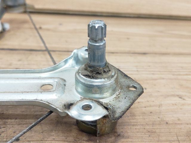 bontott OPEL CORSA C Bal hátsó Ablakemelő Szerkezet (Mechanikus)